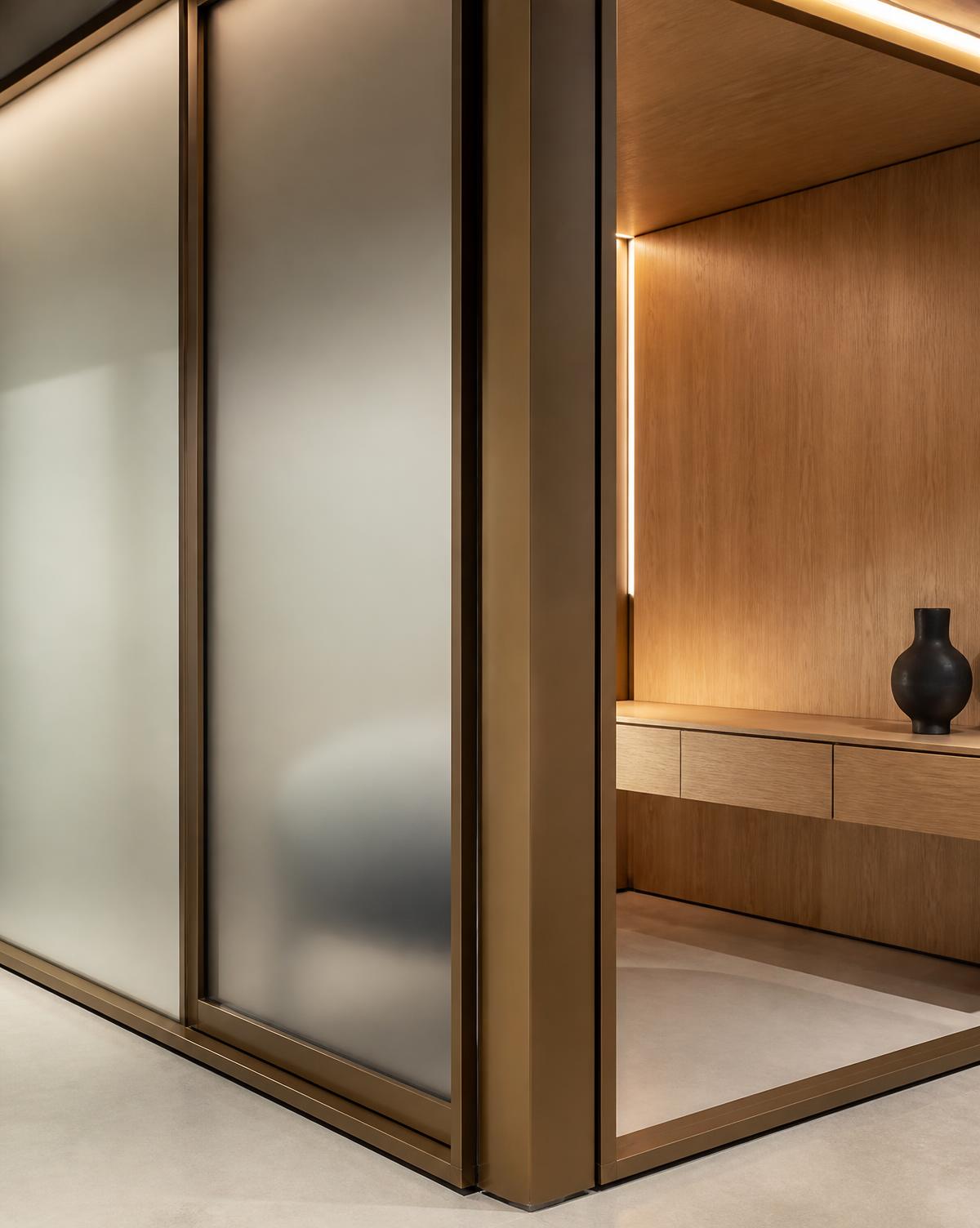 Detail of a RīSpace Module frame, smart glass and interior joinery